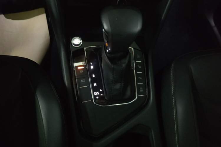 Used Volkswagen Tiguan L 2019 Revised 330TSI Automatic Two-Wheel Drive Smart & Luxury Edition China VI Standard Gear Lever