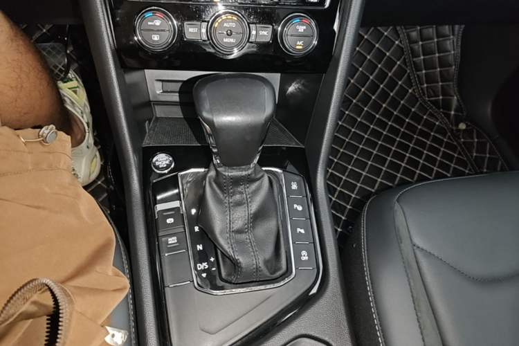 Used Volkswagen Tiguan L 2019 Revised 330TSI Automatic Two-Wheel Drive Smart & Luxury Edition China VI Standard Gear Lever