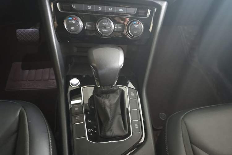 Used Volkswagen Tiguan L 2019 Updated Version 330TSI Automatic Two-Wheel Drive Panoramic Comfort Edition China VI Standard Gear Lever