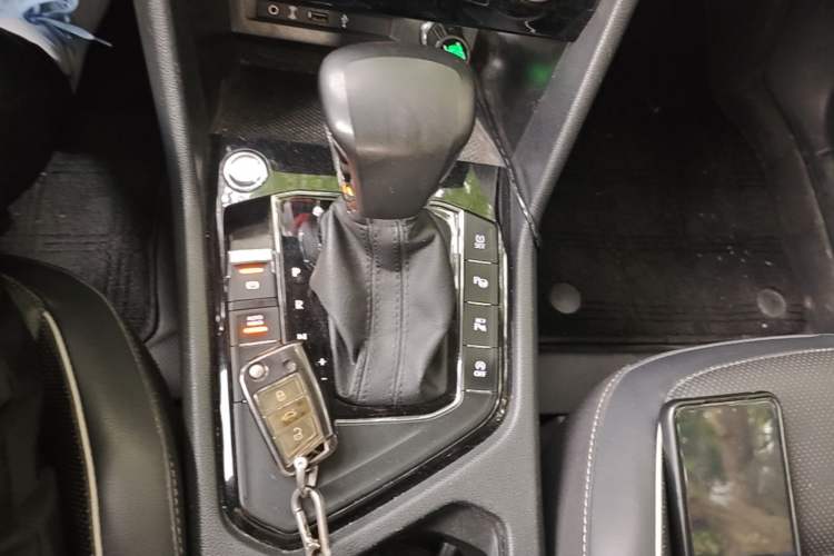 Used Volkswagen Tiguan L 2019 Restyled 330TSI Automatic Two-Wheel Drive R-Line Flagship Version China VI Standard Gear Lever