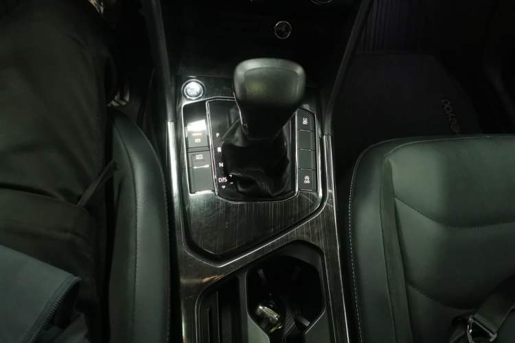 Used Volkswagen Tiguan L 2019 Updated Version 330TSI Automatic Two-Wheel Drive Panoramic Comfort Edition China VI Standard Gear Lever