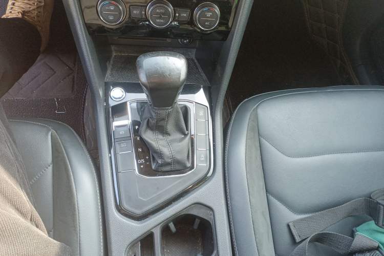 Used Volkswagen Tiguan L 2019 Updated Version 330TSI Automatic Two-Wheel Drive Panoramic Comfort Edition China VI Standard Gear Lever