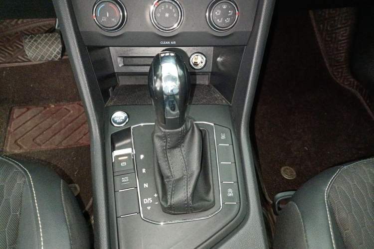 Used Volkswagen Tiguan L 2019 330TSI Automatic Two-Wheel Drive Luxury Edition China VI Standard Gear Lever