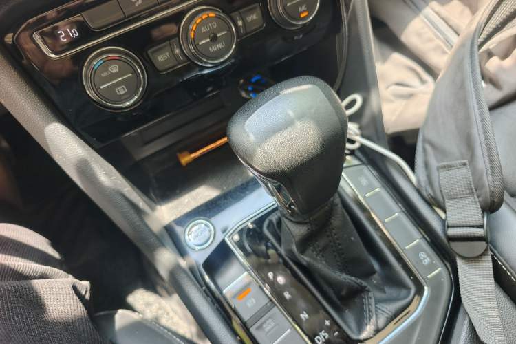 Used Volkswagen Tiguan L 2019 330TSI Automatic Two-Wheel Drive Panoramic Comfort Edition China V Standard Gear Lever