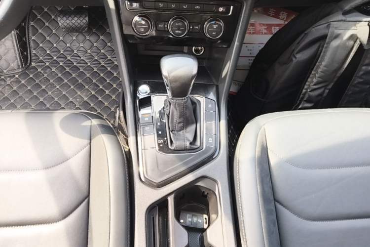 Used Volkswagen Tiguan L 2019 Updated Version 330TSI Automatic Two-Wheel Drive Panoramic Comfort Edition China VI Standard Gear Lever