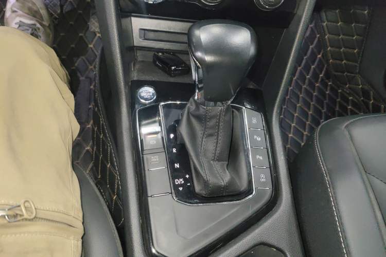Used Volkswagen Tiguan L 2019 Revised 330TSI Automatic Two-Wheel Drive Smart & Luxury Edition China VI Standard Gear Lever