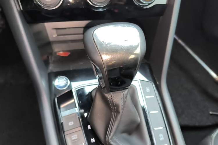 Used Volkswagen Tiguan L 2019 Updated Version 330TSI Automatic Two-Wheel Drive Panoramic Comfort Edition China VI Standard Gear Lever