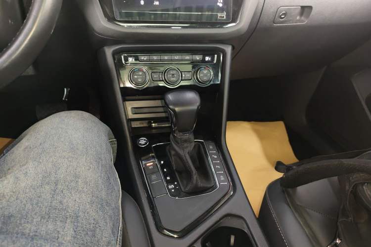 Used Volkswagen Tiguan L 2019 Revised 330TSI Automatic Two-Wheel Drive Smart & Luxury Edition China VI Standard Gear Lever