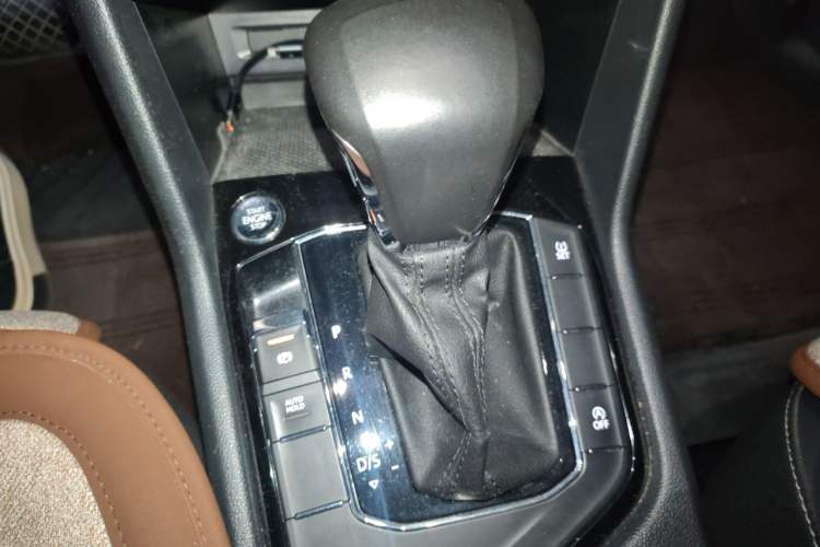 Used Volkswagen Tiguan L 2019 Updated Version 330TSI Automatic Two-Wheel Drive Panoramic Comfort Edition China VI Standard Gear Lever