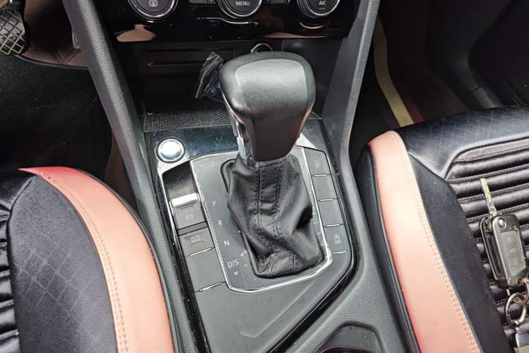 Used Volkswagen Tiguan L 2019 Revised Version 330TSI Automatic Two-Wheel Drive Panoramic Comfort Edition China V Standard Gear Lever