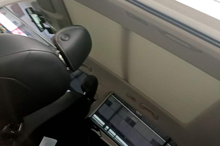 Used Volkswagen Tiguan L 2019 Updated Version 330TSI Automatic Two-Wheel Drive Panoramic Comfort Edition China VI Standard Headliner