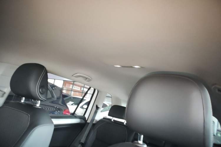 Used Volkswagen Tiguan L 2019 330TSI Automatic Two-Wheel Drive Luxury Edition China VI Standard Headliner
