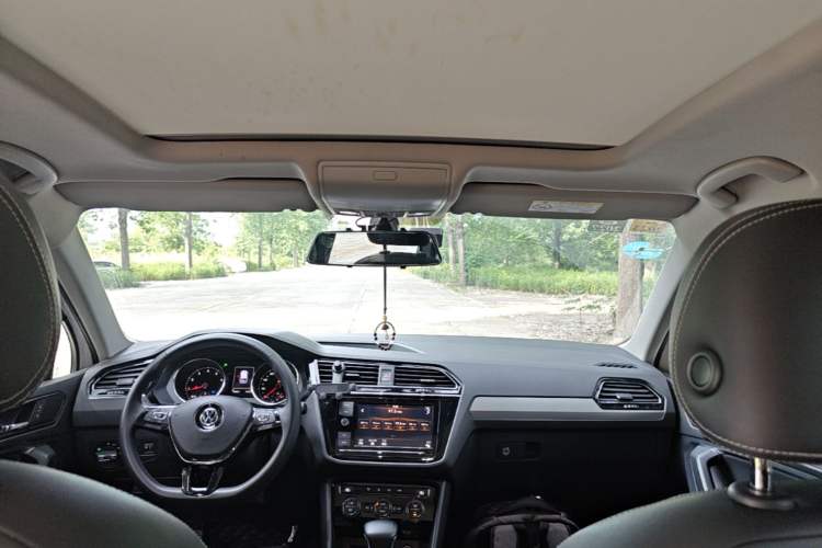 Used Volkswagen Tiguan L 2019 330TSI Automatic Two-Wheel Drive Panoramic Comfort Edition China VI Standard Headliner