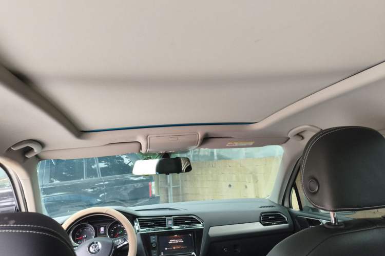 Used Volkswagen Tiguan L 2019 330TSI Automatic Two-Wheel Drive Panoramic Comfort Edition China VI Standard Headliner