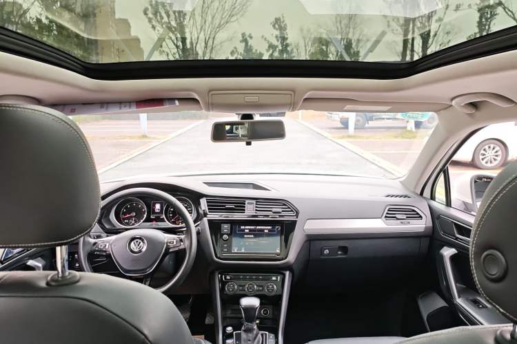 Used Volkswagen Tiguan L 2019 330TSI Automatic Two-Wheel Drive Panoramic Comfort Edition China VI Standard Headliner
