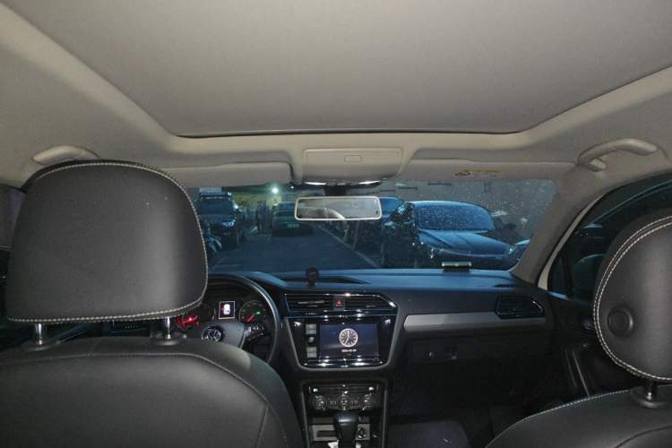 Used Volkswagen Tiguan L 2019 330TSI Automatic Two-Wheel Drive Panoramic Comfort Edition China V Standard Headliner
