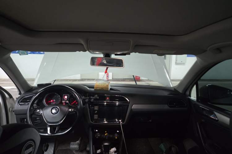 Used Volkswagen Tiguan L 2019 330TSI Automatic Two-Wheel Drive Panoramic Comfort Edition China VI Standard Headliner