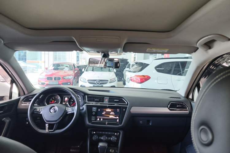 Used Volkswagen Tiguan L 2019 330TSI Automatic Two-Wheel Drive Panoramic Comfort Edition China VI Standard Headliner