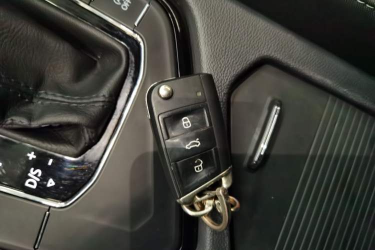 Used Volkswagen Tiguan L 2019 Restyled 330TSI Automatic Two-Wheel Drive R-Line Flagship Version China VI Standard Interior 1
