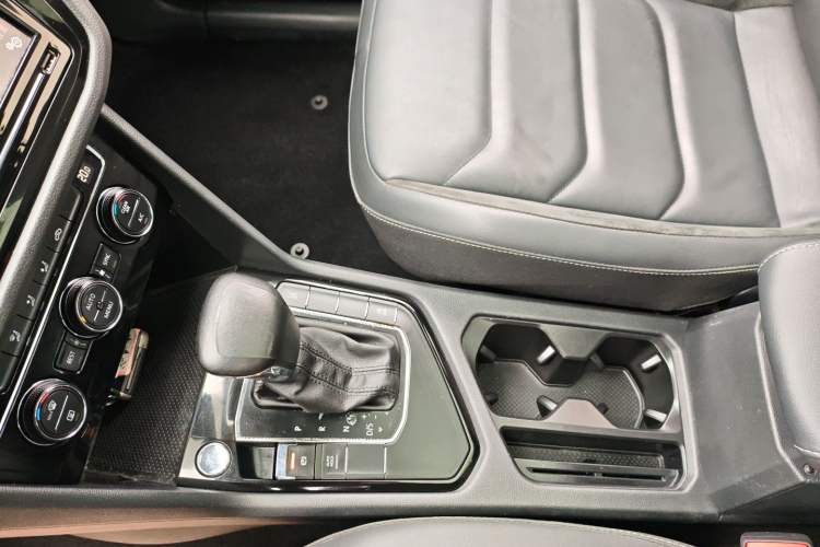 Used Volkswagen Tiguan L 2019 330TSI Automatic Two-Wheel Drive Panoramic Comfort Edition China VI Standard Interior 1