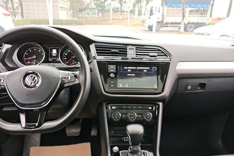 Used Volkswagen Tiguan L 2019 330TSI Automatic Two-Wheel Drive Panoramic Comfort Edition China VI Standard Interior 2
