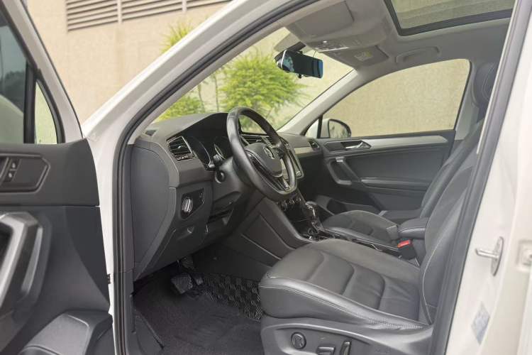 Used Volkswagen Tiguan L 2019 Updated Version 330TSI Automatic Two-Wheel Drive Panoramic Comfort Edition China VI Standard Interior 2