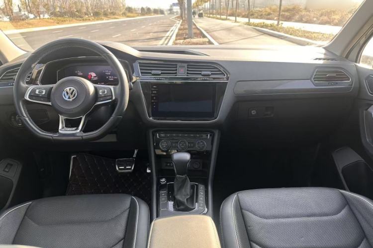 Used Volkswagen Tiguan L 2019 Restyled 330TSI Automatic Two-Wheel Drive R-Line Flagship Version China VI Standard Interior 2