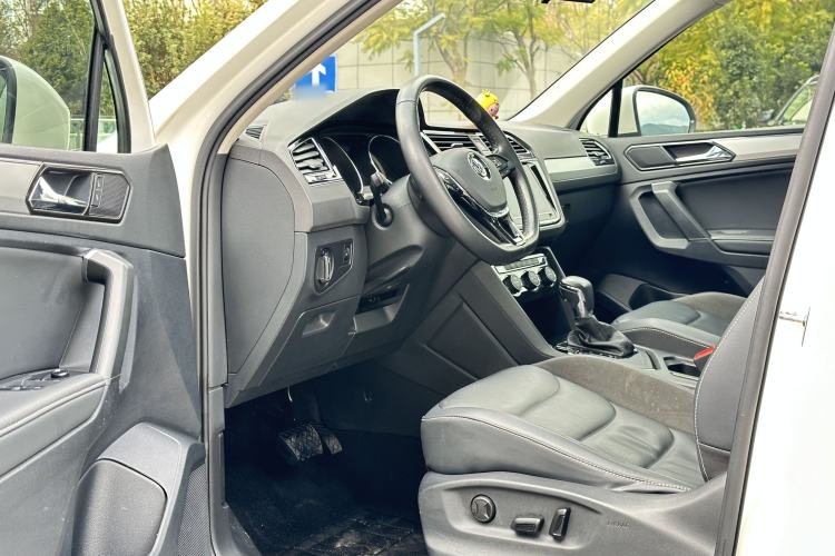Used Volkswagen Tiguan L 2019 Updated Version 330TSI Automatic Two-Wheel Drive Panoramic Comfort Edition China VI Standard Interior 2