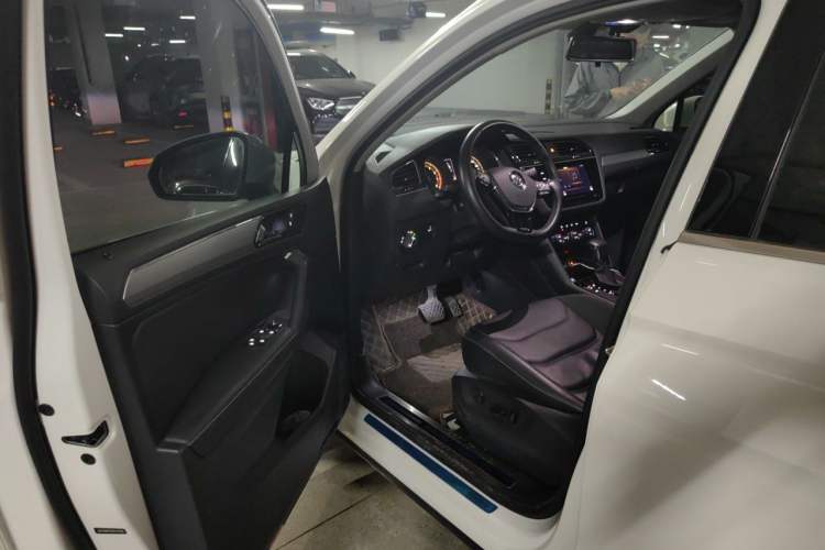 Used Volkswagen Tiguan L 2019 Updated Version 330TSI Automatic Two-Wheel Drive Panoramic Comfort Edition China VI Standard Interior 3