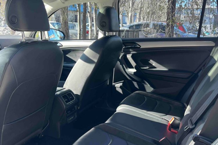 Used Volkswagen Tiguan L 2019 330TSI Automatic Two-Wheel Drive Smart Luxury Version China VI Standard Interior 3