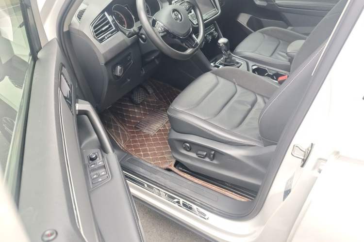 Used Volkswagen Tiguan L 2019 280TSI Automatic Two-Wheel Drive Panoramic Comfort Edition China V Standard Interior 3