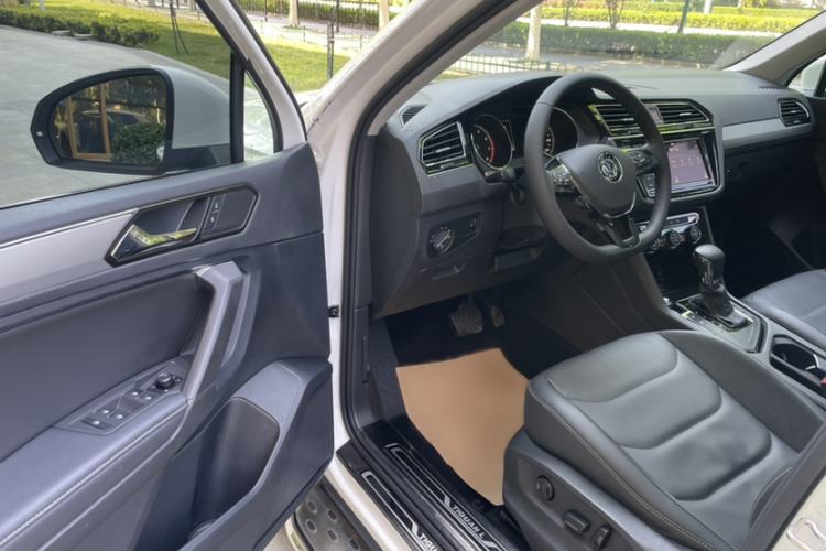 Used Volkswagen Tiguan L 2019 330TSI Automatic Two-Wheel Drive Panoramic Comfort Edition China VI Standard Interior 3
