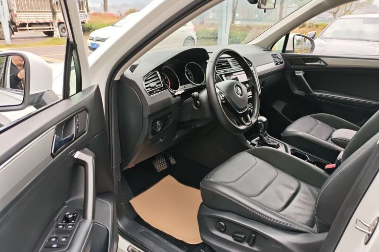 Used Volkswagen Tiguan L 2019 330TSI Automatic Two-Wheel Drive Panoramic Comfort Edition China VI Standard Interior 3