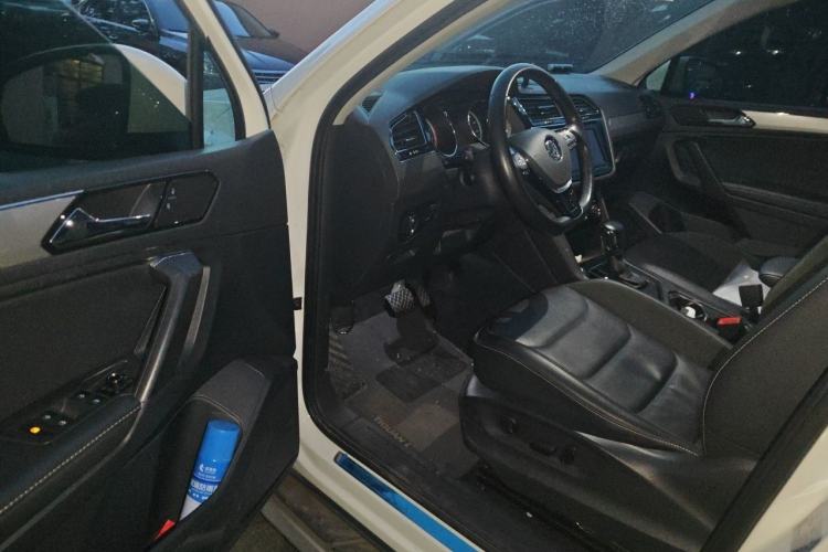 Used Volkswagen Tiguan L 2019 330TSI Automatic Two-Wheel Drive Panoramic Comfort Edition China V Standard Interior 3