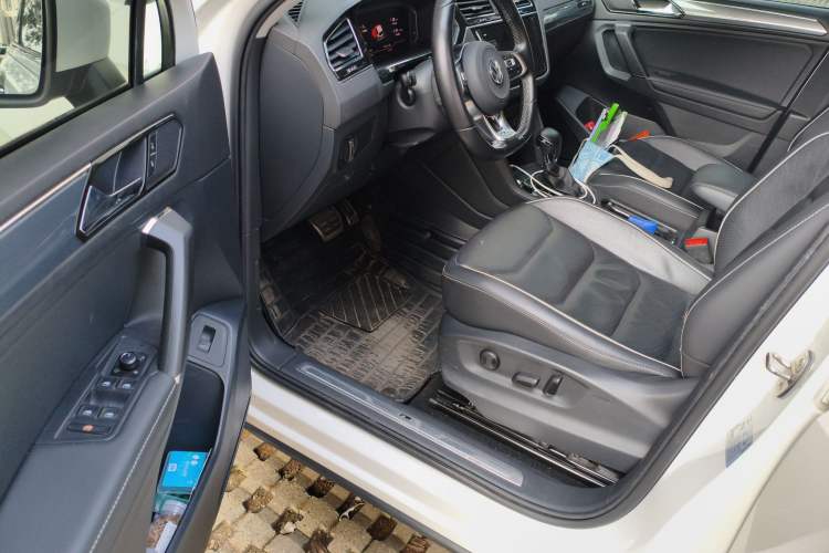 Used Volkswagen Tiguan L 2019 330TSI Automatic Two-Wheel Drive R-Line Flagship Model China VI Standard Interior 3