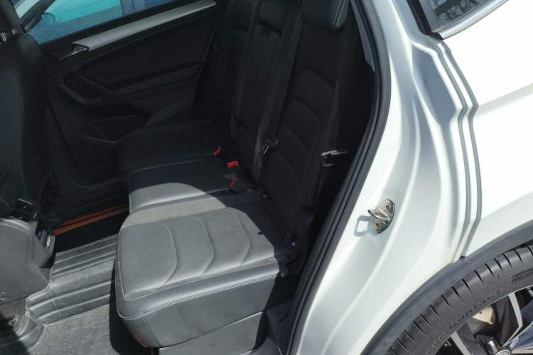 Used Volkswagen Tiguan L 2019 330TSI Automatic Two-Wheel Drive Smart Luxury Version China VI Standard Interior 4