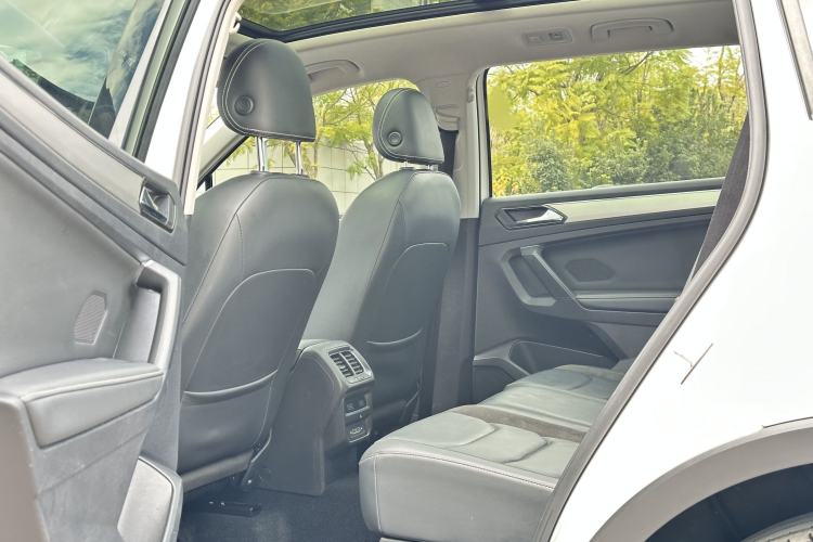 Used Volkswagen Tiguan L 2019 Updated Version 330TSI Automatic Two-Wheel Drive Panoramic Comfort Edition China VI Standard Interior 4