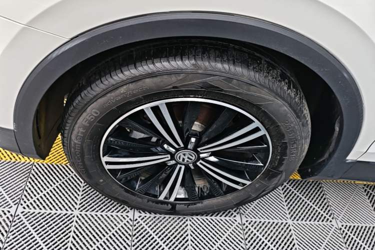 Used Volkswagen Tiguan L 2019 Updated Version 330TSI Automatic Two-Wheel Drive Panoramic Comfort Edition China VI Standard Left Front Wheel Hub