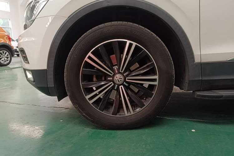 Used Volkswagen Tiguan L 2019 Updated Version 330TSI Automatic Two-Wheel Drive Panoramic Comfort Edition China VI Standard Left Front Wheel Hub