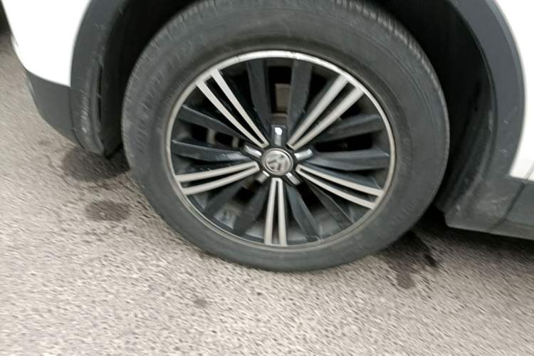 Used Volkswagen Tiguan L 2019 Updated Version 330TSI Automatic Two-Wheel Drive Panoramic Comfort Edition China VI Standard Left Front Wheel Hub