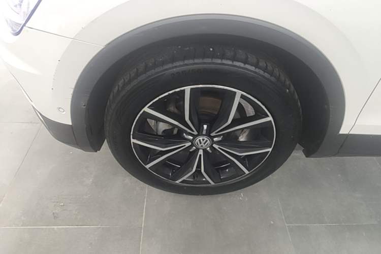 Used Volkswagen Tiguan L 2019 330TSI Automatic Two-Wheel Drive Smart Luxury Version China V Emission Standard Left Front Wheel Hub