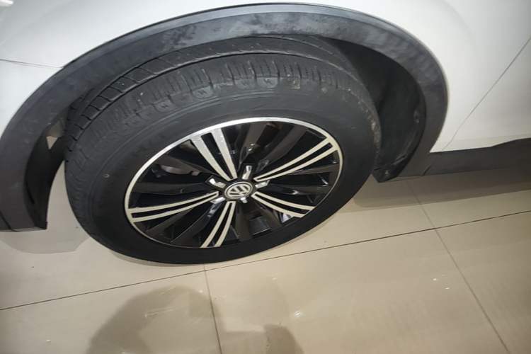 Used Volkswagen Tiguan L 2019 330TSI Automatic Two-Wheel Drive Luxury Edition China VI Standard Left Front Wheel Hub