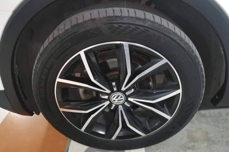 Used Volkswagen Tiguan L 2019 330TSI Automatic Two-Wheel Drive Smart Luxury Version China VI Standard Left Front Wheel Hub