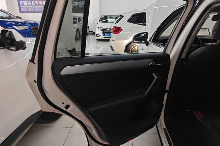 Used Volkswagen Tiguan L 2019 Updated Version 330TSI Automatic Two-Wheel Drive Panoramic Comfort Edition China VI Standard Left Rear Door Interior