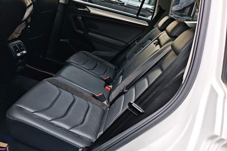 Used Volkswagen Tiguan L 2019 Updated Version 330TSI Automatic Two-Wheel Drive Panoramic Comfort Edition China VI Standard Left Rear Seat