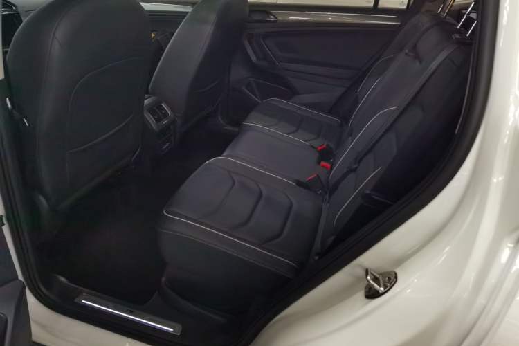 Used Volkswagen Tiguan L 2019 Restyled 330TSI Automatic Two-Wheel Drive R-Line Flagship Version China VI Standard Left Rear Seat