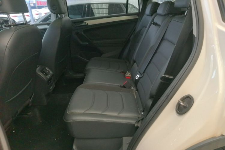Used Volkswagen Tiguan L 2019 Updated Version 330TSI Automatic Two-Wheel Drive Panoramic Comfort Edition China VI Standard Left Rear Seat