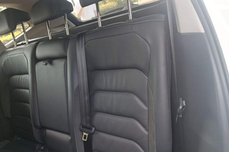 Used Volkswagen Tiguan L 2019 Updated Version 330TSI Automatic Two-Wheel Drive Panoramic Comfort Edition China VI Standard Left Rear Seat