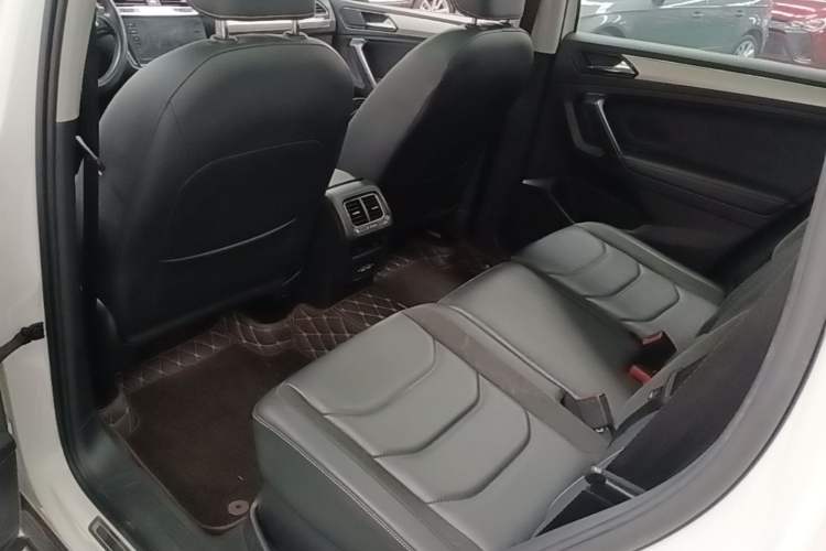 Used Volkswagen Tiguan L 2019 Updated Version 330TSI Automatic Two-Wheel Drive Panoramic Comfort Edition China VI Standard Left Rear Seat