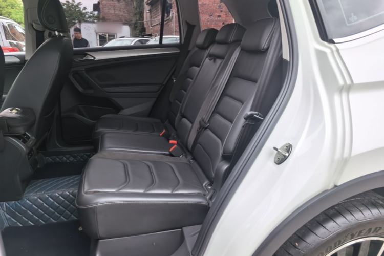 Used Volkswagen Tiguan L 2019 Updated Version 330TSI Automatic Two-Wheel Drive Panoramic Comfort Edition China VI Standard Left Rear Seat
